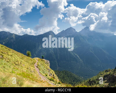 Italien, Lombardei, Valle di Scalve, Wanderer auf Wanderweg, den Camino Stockfoto