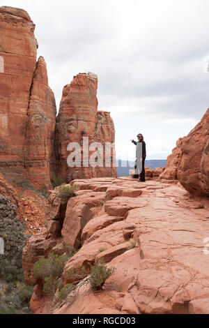 Frau Wanderer auf Cathedral Rock Trail im Sedona Arizona Stockfoto