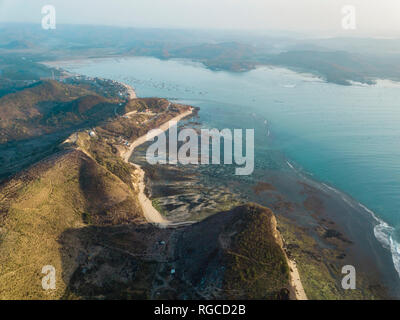Indonesien, Lombok, Luftaufnahme der Küste in der Nähe von Kuta. Stockfoto