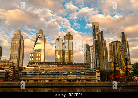 Argentinien, Buenos Aires, Puerto Madero im Abendlicht Stockfoto