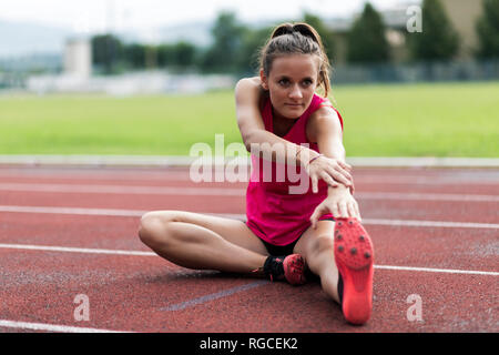 Teeanage Läufer Aufwärmen auf der Rennstrecke Stockfoto