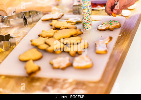 Die Mädchen Hand Dekoration Weihnachten cookies Stockfoto