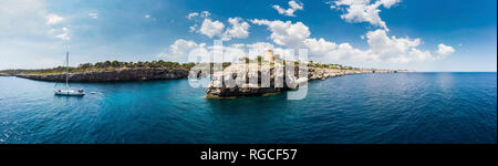 Spanien, Balearen, Mallorca, Llucmajor, Luftbild der Bucht von Cala Pi und Torre de Cala Pi