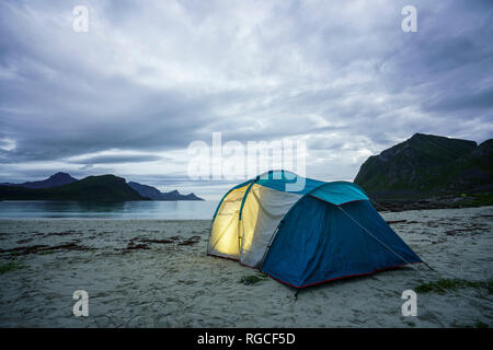 Norwegen, Lappland, Zelt auf einem Strand am Fjord Stockfoto