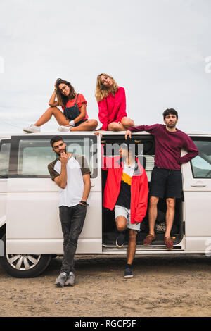 Freunde reisen durch den norwegischen Lappland mit einem Campingbus Stockfoto