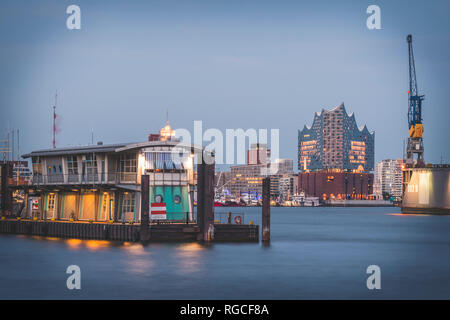 Deutschland, Hamburg, Blick über Elbe Elbphilharmonie am Abend Stockfoto