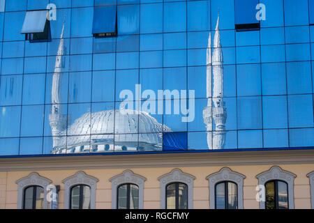 Albanien, Shkodra, Ebu Beker Moschee, spiegelt sich in der Glasfassade. Stockfoto