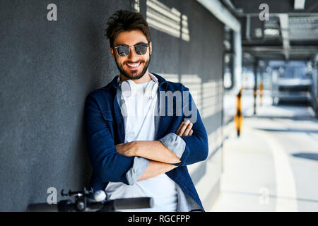 Portrait von lächelnden Mann mit Sonnenbrille und Kopfhörer Stockfoto