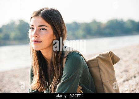 Porträt der lächelnde junge Frau im freien Stockfoto