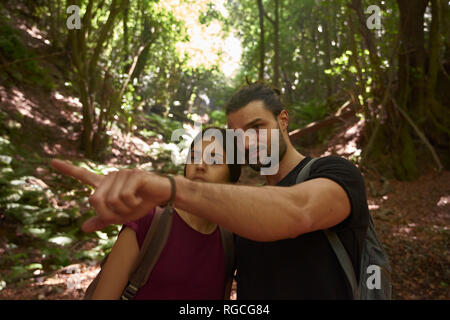 Spanien, Kanarische Inseln, La Palma, Paar in einem Wald mit Mann, der seinen Finger Stockfoto
