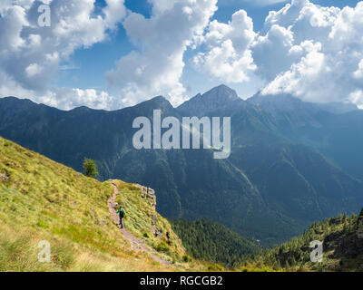 Italien, Lombardei, Valle di Scalve, Wanderer auf Wanderweg, den Camino Stockfoto