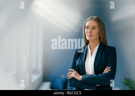 Porträt von Ernst junge geschäftsfrau Stockfoto