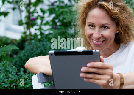 Porträt der lächelnde Frau mit digital-Tablette Stockfoto