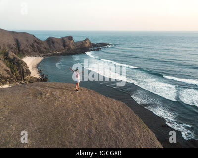 Indonesien, Lombok, junge Frau an der Küste Stockfoto