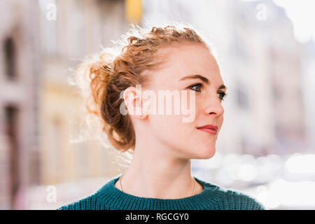 Porträt von Strawberry blonde junge Frau Stockfoto