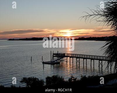 Januar Sonnenuntergang mit Blick auf den Golf von Mexiko an der Westküste in Cedar Key, Florida, USA. Stockfoto