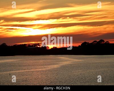 Januar Sonnenuntergang mit Blick auf den Golf von Mexiko an der Westküste in Cedar Key, Florida, USA. Stockfoto