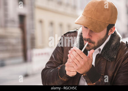 Mann-Beleuchtung-Zigarette Stockfoto