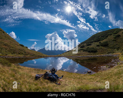 Italien, Lombardei, bergamasque Alpen, Wandern am See, mit Blick auf Mount Camino Stockfoto