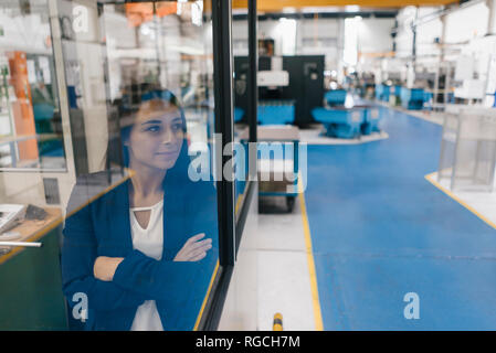 Selbstbewusste Frau, die in High-Tech-Unternehmen, außer Kontrolle Zimmer suchen Stockfoto