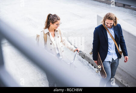 Junge Geschäftsleute gehen zusammen zu arbeiten Stockfoto