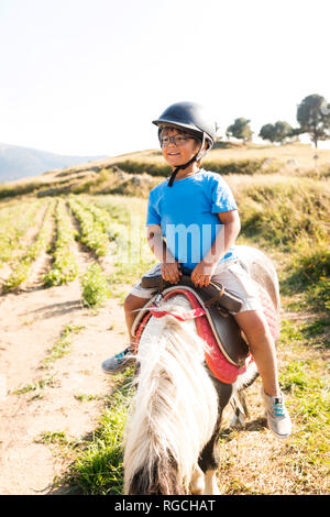 Spanien, Cerdanya, Portrait eines kleinen Jungen reiten auf Pony Stockfoto