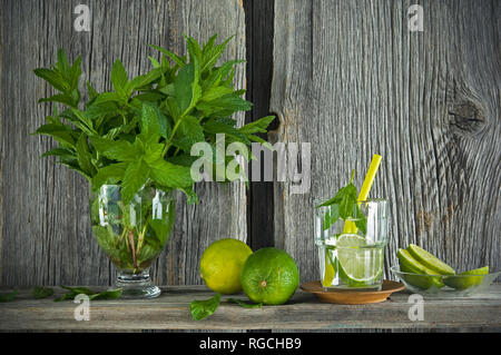 Hausgemachte Limonade mint mit Kalk auf rustikalen Holzbrett Stockfoto