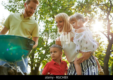 Familie beim Grillen im Garten Stockfoto