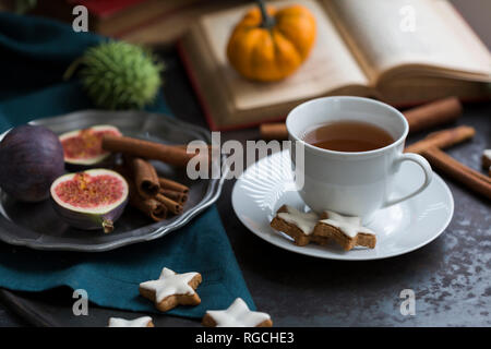 Tasse Kaffee und Zimt Sterne Stockfoto