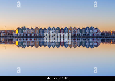 Niederlande, Holland, Rotterdam, Houten am Abend Stockfoto