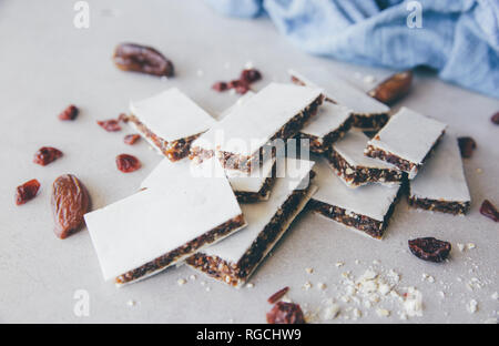 Fruchtriegel, Mandeln, Rosinen, Preiselbeeren, Haferflocken und Termine Stockfoto