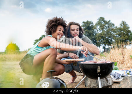 Glückliches Paar Grillen in der Natur Stockfoto