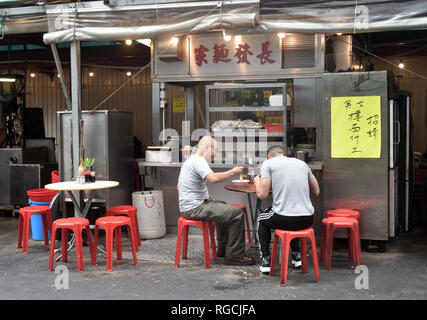 Open-Air-Restaurant am Straßenrand dai Pai dong, Sham Shui Po, Hongkong Stockfoto