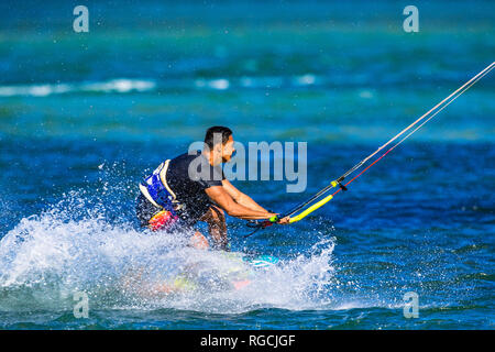 Kitesurfer an der Sunshine Coast zieht einige akrobatische Bewegungen im türkisblauen Wasser in Queensland, Australien Stockfoto