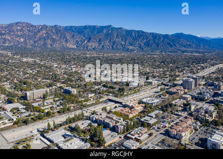 Luftaufnahme der Pasadena und San Gabriel Mountains in Los Angeles, Kalifornien Stockfoto