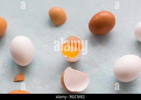 Ganze und eröffnete weiße und braune Eier auf, Masse Stockfoto