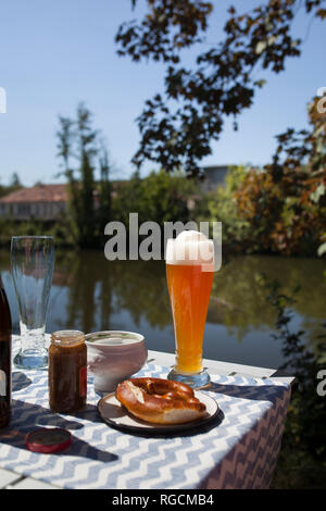 Frühstück mit Weißwurst und Weißbier und pretzls Stockfoto