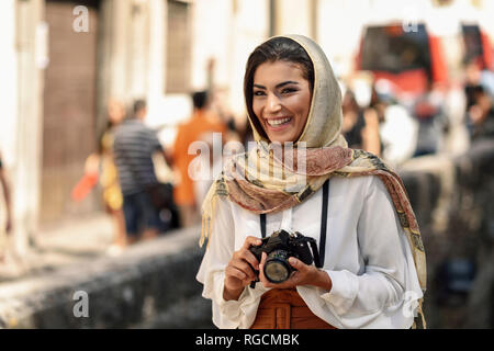 Spanien, Granada, junge arabische touristische Frau hijab tragen, mit der Kamera während der Besichtigungen in der Stadt Stockfoto