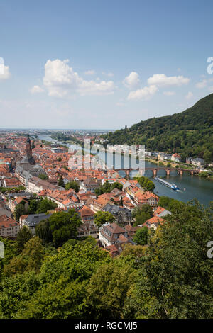 Deutschland, Baden-Württemberg, Heidelberg, Neckar, Blick auf die Stadt mit Charles-Theodore-Brücke Stockfoto