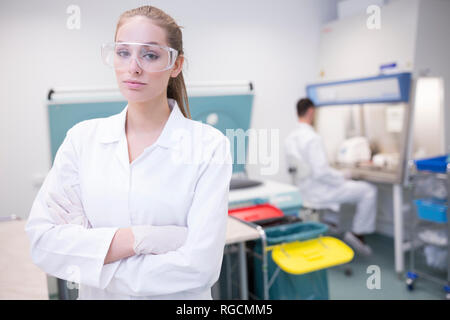 Portrait von zuversichtlich Wissenschaftler im Labor Stockfoto