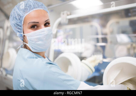 Portrait des Wissenschaftlers in der Isolator Labor Stockfoto