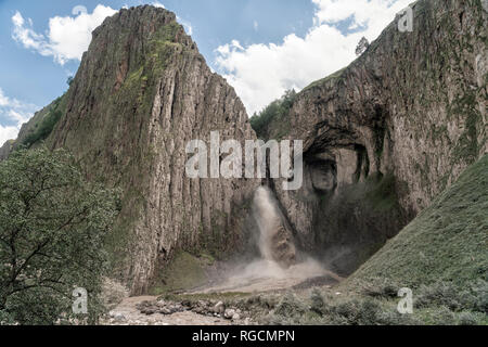 Russland, Obere Baksan Valley, Kaukasus, Elbrus, Wasserfällen in den Bergen Stockfoto