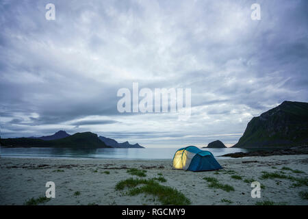 Norwegen, Lappland, Zelt auf einem Strand am Fjord Stockfoto