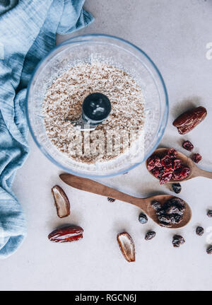 Fruit Bar, Mandeln, Rosinen, Preiselbeeren, Haferflocken und Termine Stockfoto