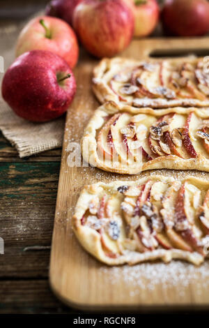 Selbstgebackenen Apfelkuchen auf Holzbrett Stockfoto