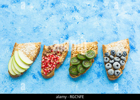 Reihe von Scheiben Brot mit verschiedenen Toppings Stockfoto