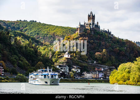 Deutschland, Rheinland-Pfalz, Mosel, Reichsburg Cochem, Kreuzfahrtschiff Stockfoto