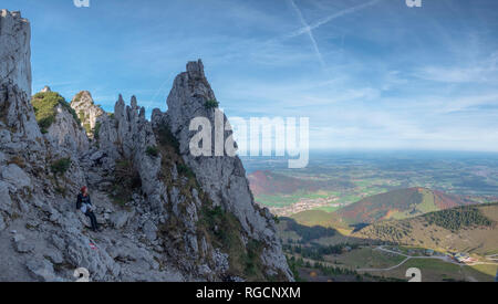 Deutschland, Oberbayern, Aschau, weibliche Wanderer sitzen auf Sicht der Kampenwand Stockfoto