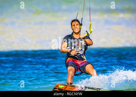 Kitesurfer an der Sunshine Coast zieht einige akrobatische Bewegungen im türkisblauen Wasser in Queensland, Australien Stockfoto