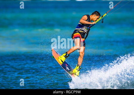 Kitesurfer an der Sunshine Coast zieht einige akrobatische Bewegungen im türkisblauen Wasser in Queensland, Australien Stockfoto